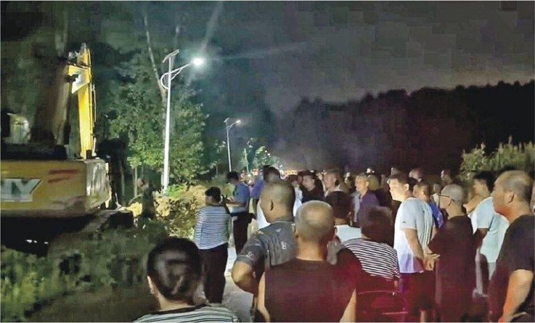 河北村庄抗议被列泄洪区、爆冲突 大喊「把车给擡了」 河北三河市多条村庄前晚(12日)传出村民不满被划为「泄洪区」,在堤坝附近集结抗议...