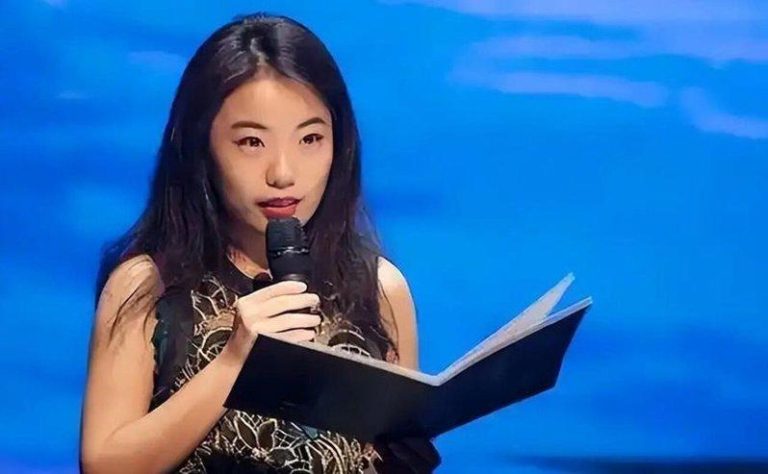 大反转…人民大学推翻未涉假结论 拔蒋方舟硕士学位 中国人民大学决定撤销蒋方舟硕士学位。(取材自央视新闻客户端)