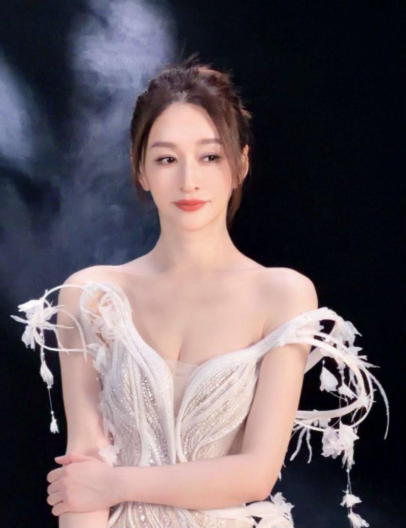 李小冉近年演艺事业依旧活跃。(取材自微博)