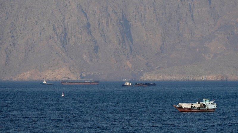 多艘船舶与油轮4月18日在荷莫兹海峡靠近阿曼一侧沿岸。(路透)