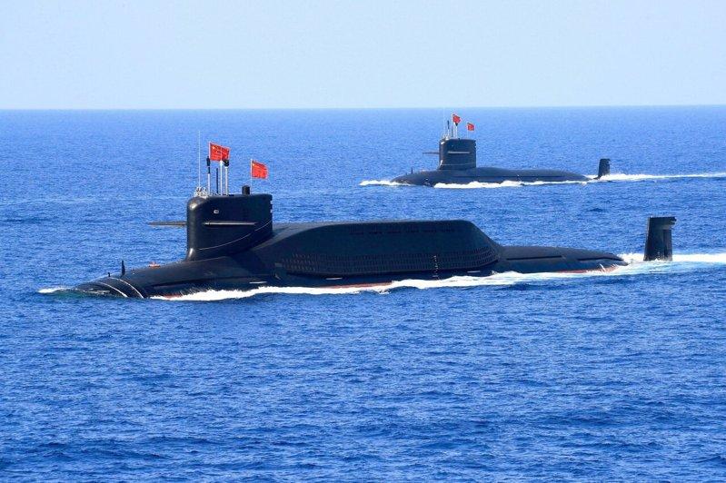 解放军海军一艘094A型核动力弹道飞弹潜舰,摄于2018年4月12日。图为示意图...