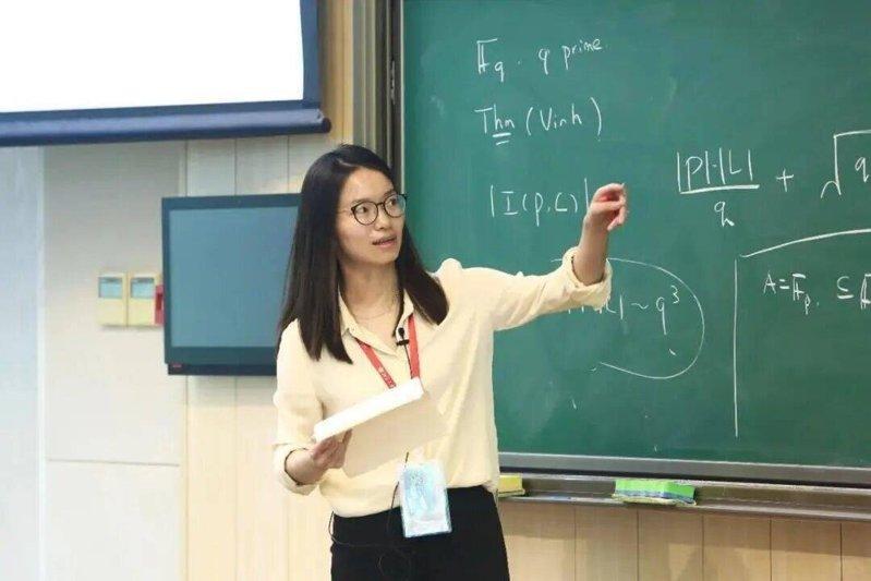中国数学家王虹有望夺得本届菲尔兹奖。1991年出生的王虹是广西人,现为法国高等科...