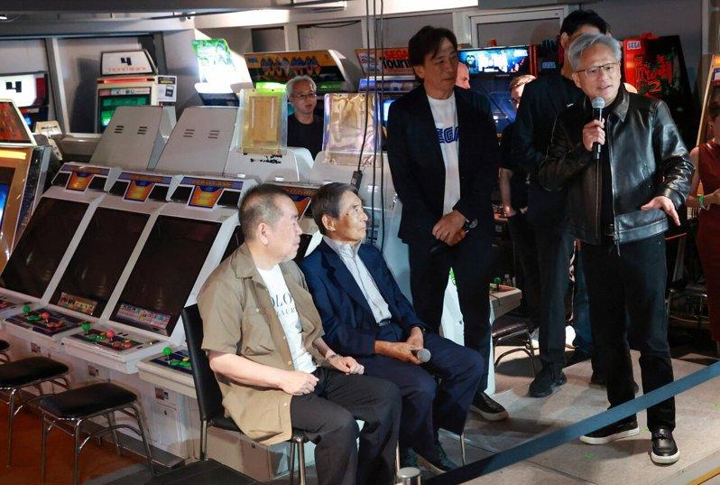黄仁勋(右一)在东京会见入交昭一郎(左二),感谢他30年前出手相助,帮他的公司辉...