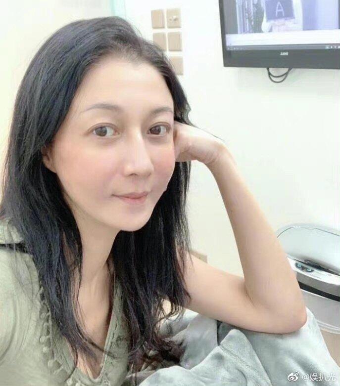 吴绮莉罕见开直播谈成龙。(取材自微博)