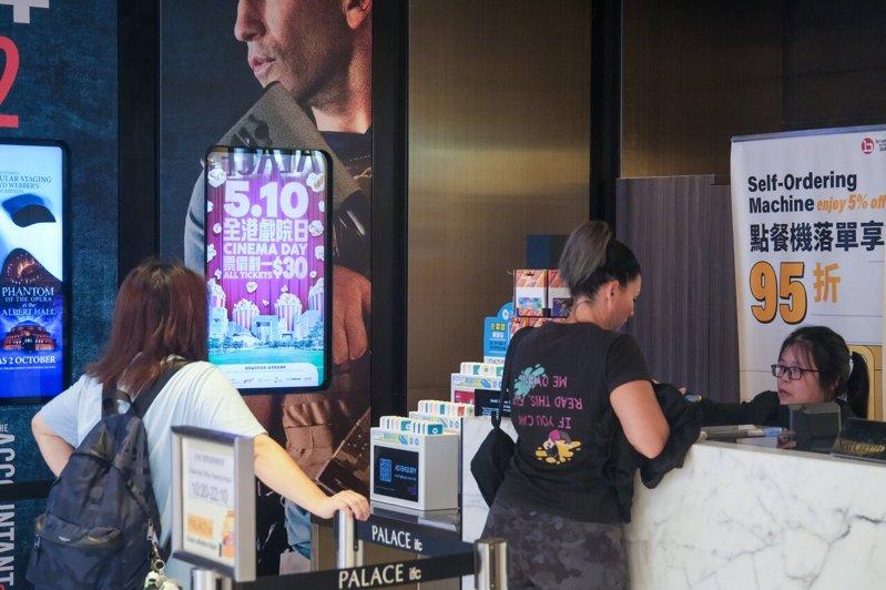 香港戏院与港产片票房表现回升,今年上半年香港戏院总票房收入较去年同期增加25%,...
