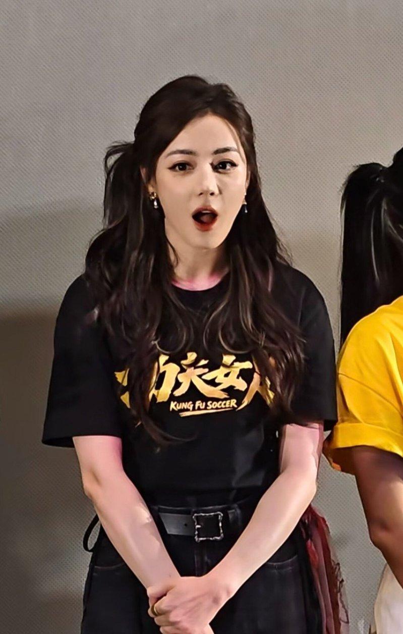 迪丽热巴听到「周星驰女儿」时,露出惊讶表情。(取材自微博)