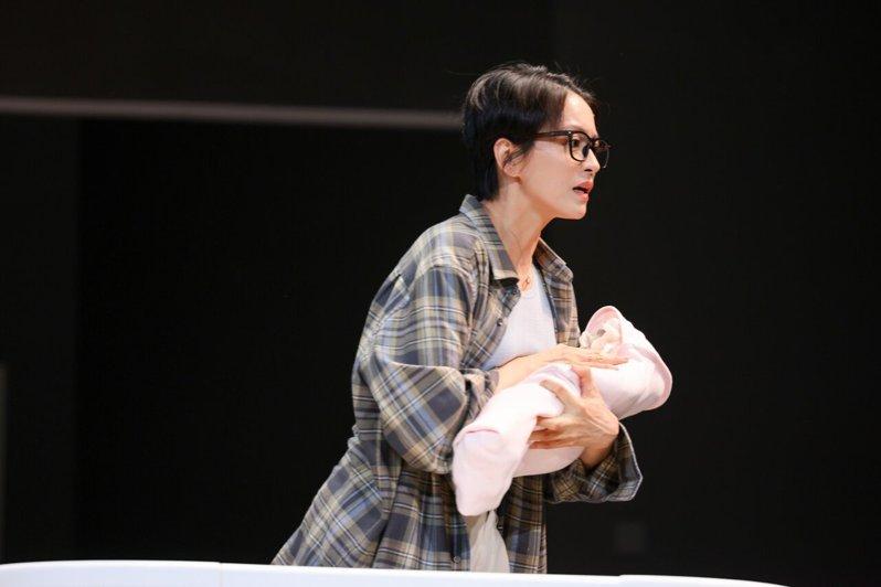 梁咏琪在上海演出舞台剧「我们成为的她」。(图/得意智文创提供)