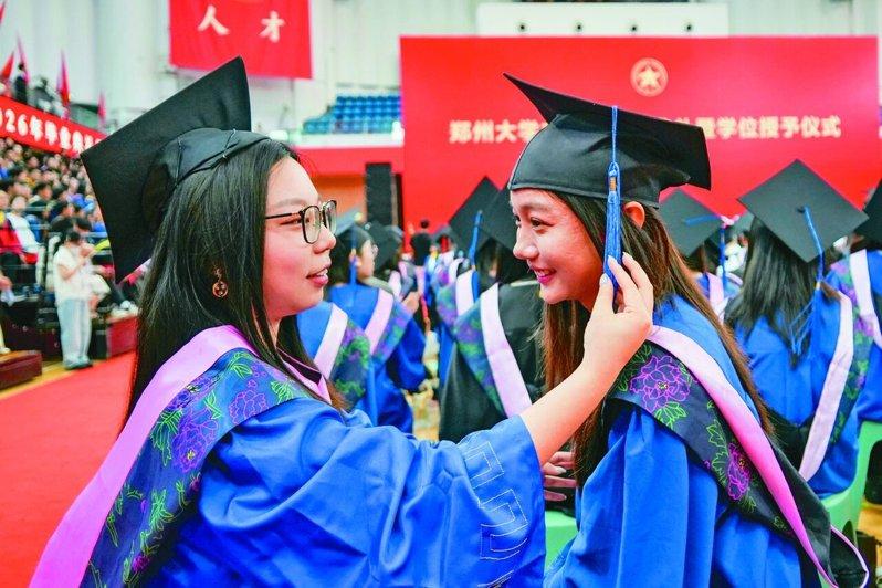 今年中国有1270万名大专毕业生走出校园,将面临史上最难就业季的考验。图为郑州大...