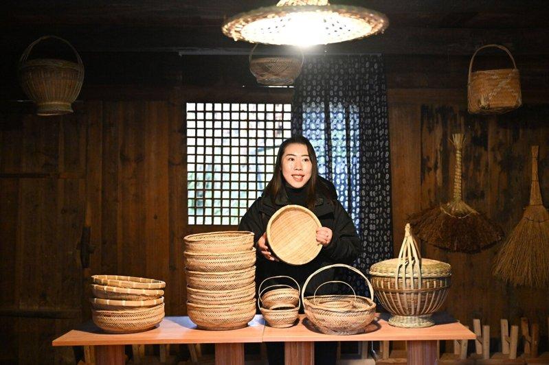 图为重庆市酉阳土家族苗族自治县一位「乡村CEO」正在介绍当地研学基地。(中新社)