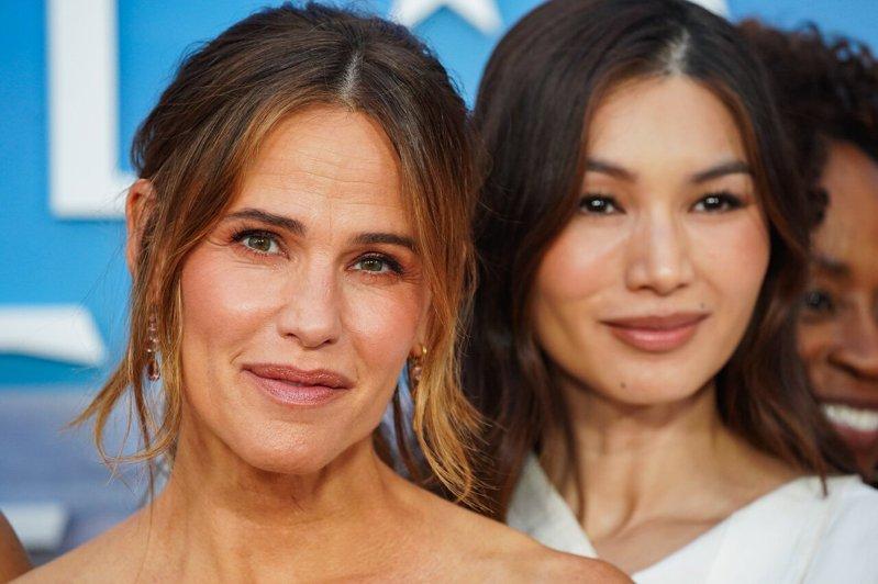 珍妮佛嘉纳(左)与华裔女星Gemma Chan(陈静)合演美剧「五星级周末」。(...