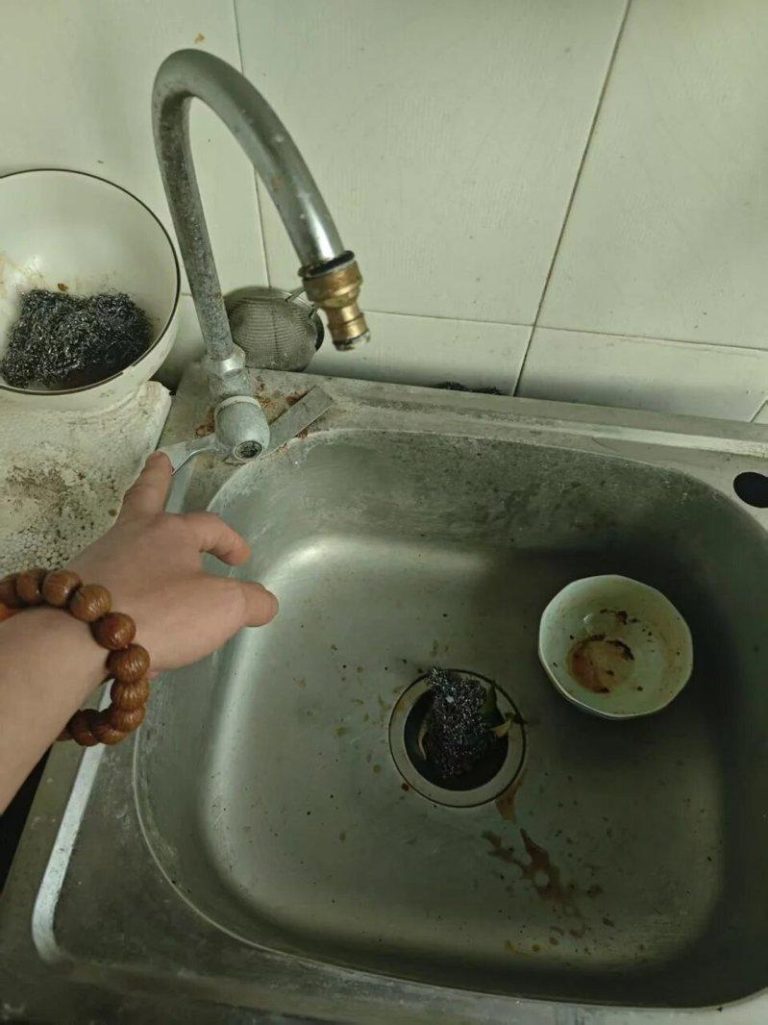 邻居欠水费 陕西一小区连坐停水三天 煮饭、冲厕所都头痛 陕西宝鸡市金台区小区因部分住户拖欠水费而整区停水;示意图。(取材自华商报)