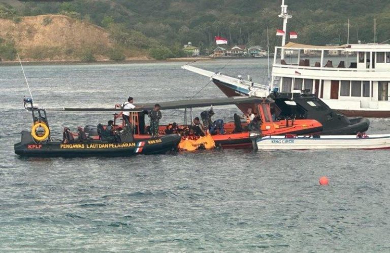 中国夫妻印尼浮潜遭巨浪卷走亡 警:未穿救生衣也无人监管 网友发布的救援现场图片。(取材自极目新闻)
