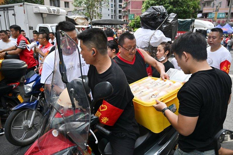 重庆彭水县汉葭街道17日发生一起山体崩塌,造成多人失联。当地民众18日自发组成摩...