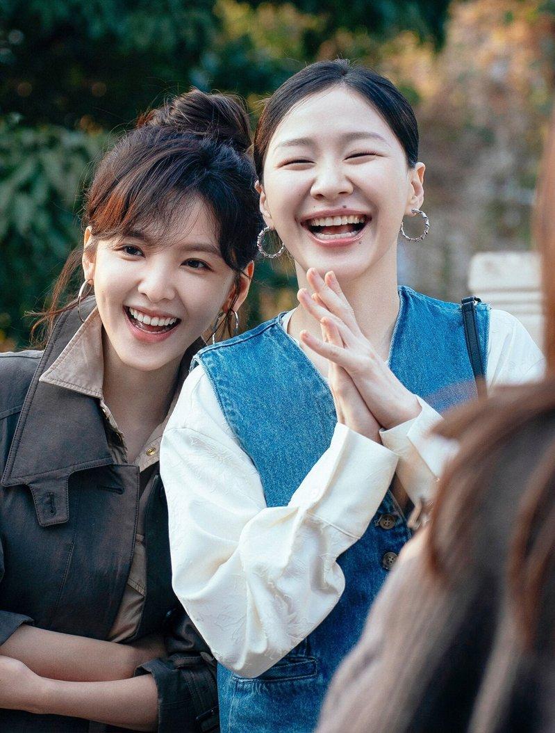 章若楠(左)、金靖主演的新片「想你了」主打「双女主角闺密情」,却遭不少观众吐槽。...