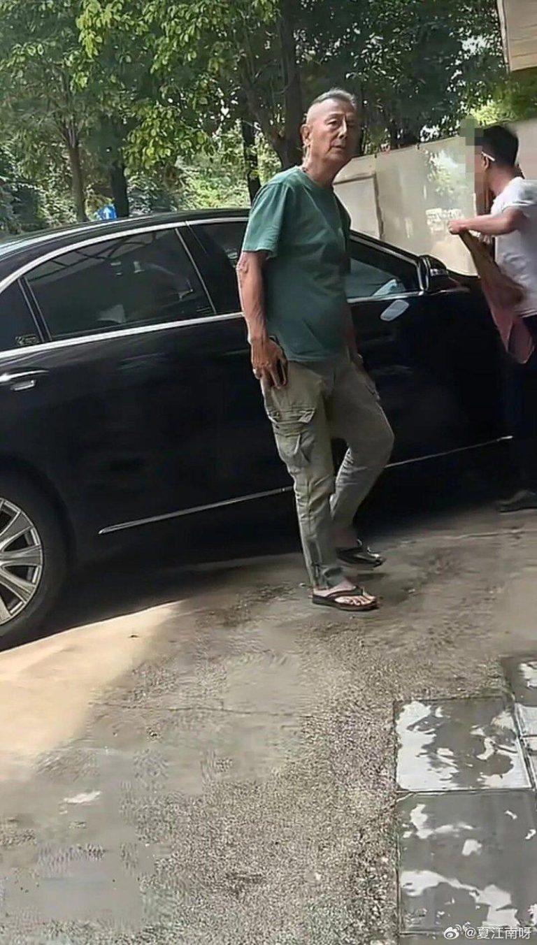 72岁刘德凯与小16岁女友定居云南?白发消瘦蹲修车厂认不出 刘德凯被网友目击现身云南一家修车厂。图/摘自微博