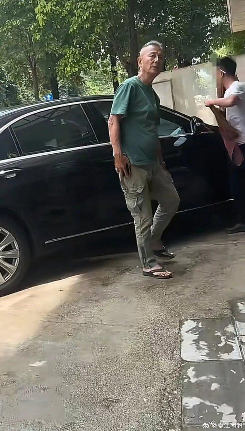刘德凯被网友目击现身云南一家修车厂。图/摘自微博