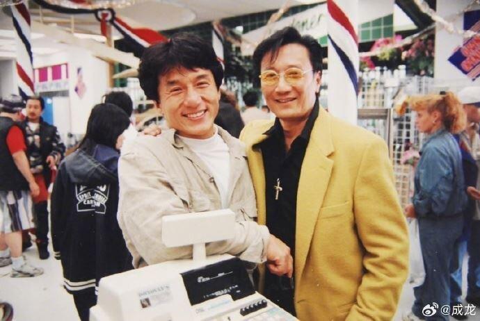 成龙分享和谢贤年轻的合照,吊唁好友。(摘自成龙微博)