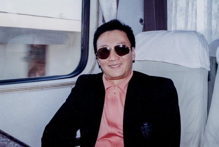 谢贤最轰动名场面:记者会怒甩「他」一巴掌 劝架人眼镜都飞了 香港一代红星谢贤离世,享年89岁。(中通社)