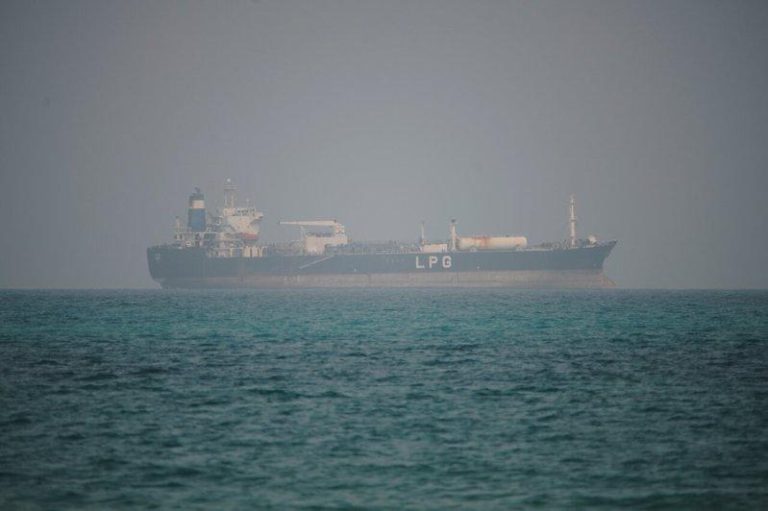 曼德海峡是红海通往亚丁湾的重要门户，青年运动威胁封锁航道，恐冲击沙乌地原油出口并...