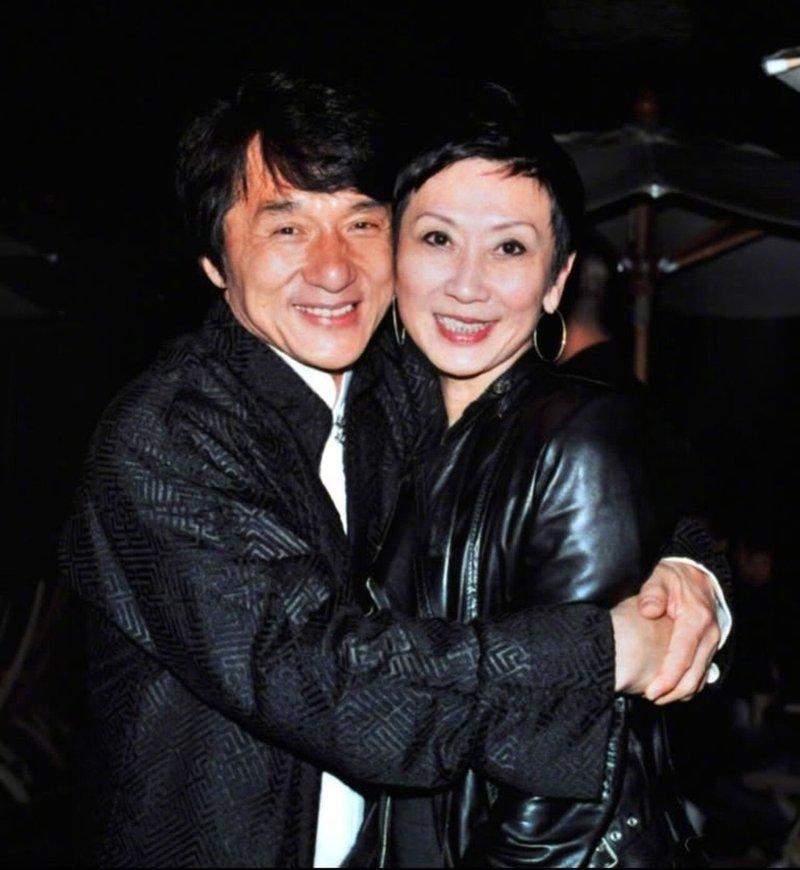 成龙(左)的微博宛如香港电影黄金年代的「追思录」,图为他和施南生合影。(取材自微...