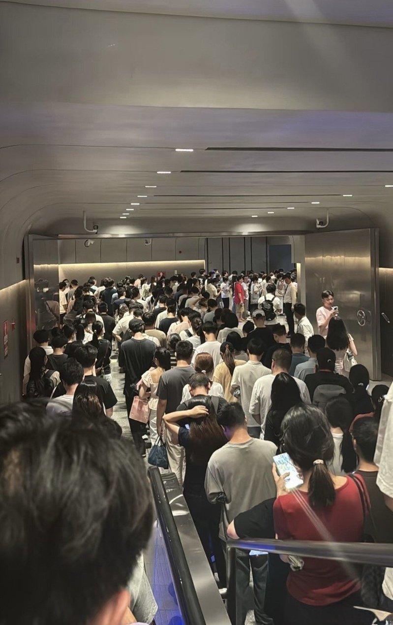 深圳地铁20日起全面实行「人包同检」,导致多个地铁站出现明显拥堵情况。(取材自...