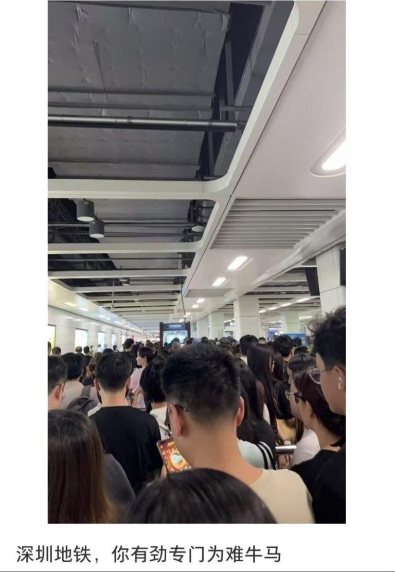 跟APEC有关?深圳地铁安检升级「人包同检」排队30分钟民怨「没必要」 本周上班的第一天,深圳地铁进一步强化安检措施,许多人因上班迟到骂声一片(取材自微...
