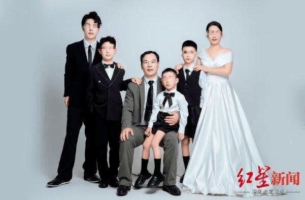 秦帅克和家人的合影。(取材自红星新闻)