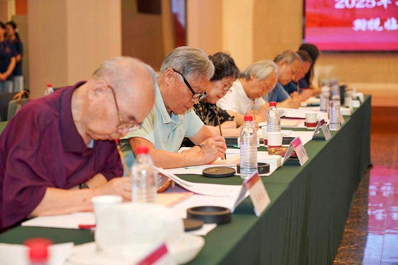 图为陕西师范大学毛笔书写录取通知书现场。（新华社数据照片）