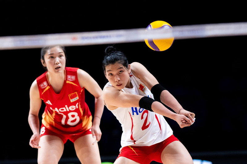 在澳门举行的2026年世界女排联赛总决赛四分之一决赛中，中国队3比2战胜美国队，...