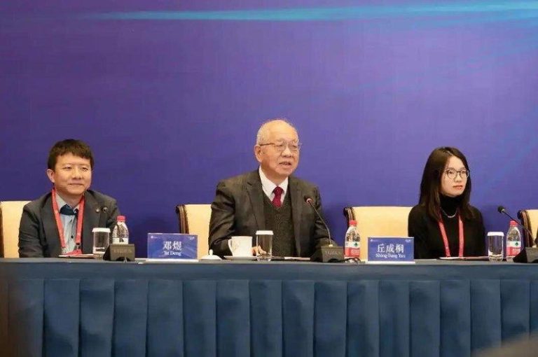 中国人获数学界诺奖 丘成桐:盼王虹、邓煜回中国任教 2026年1月,丘成桐(中)与邓煜(左)、王虹(右)一起出席世界华人数学家大会。...