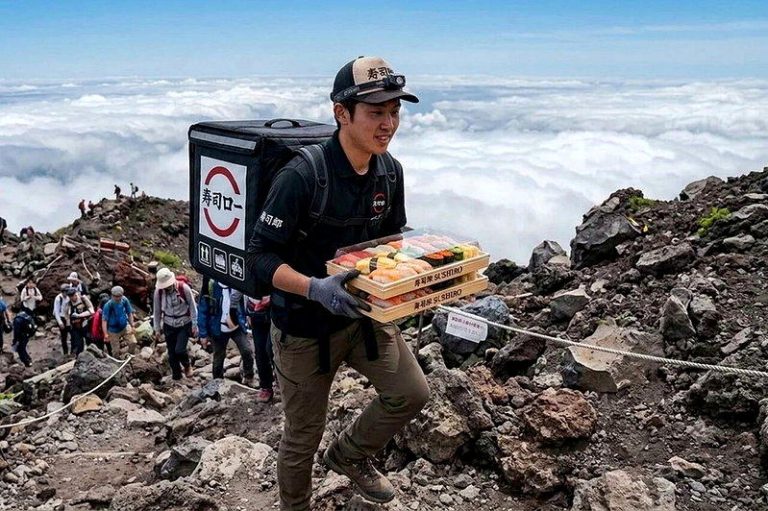 谁在富士山上点寿司? 外送员爬近7小时攻顶 真相笑翻全网 外送员爬富士山送外卖;示意图。(图/AI生成)