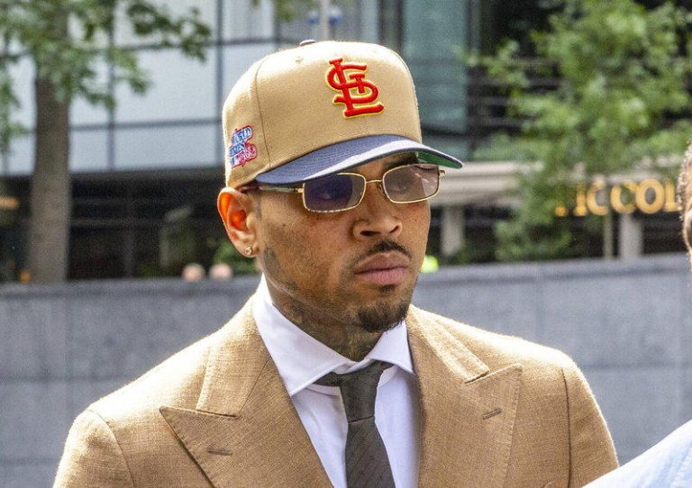 美国R&B歌手克里斯小子（Chris Brown）24日在伦敦出庭应讯，针对他2...
