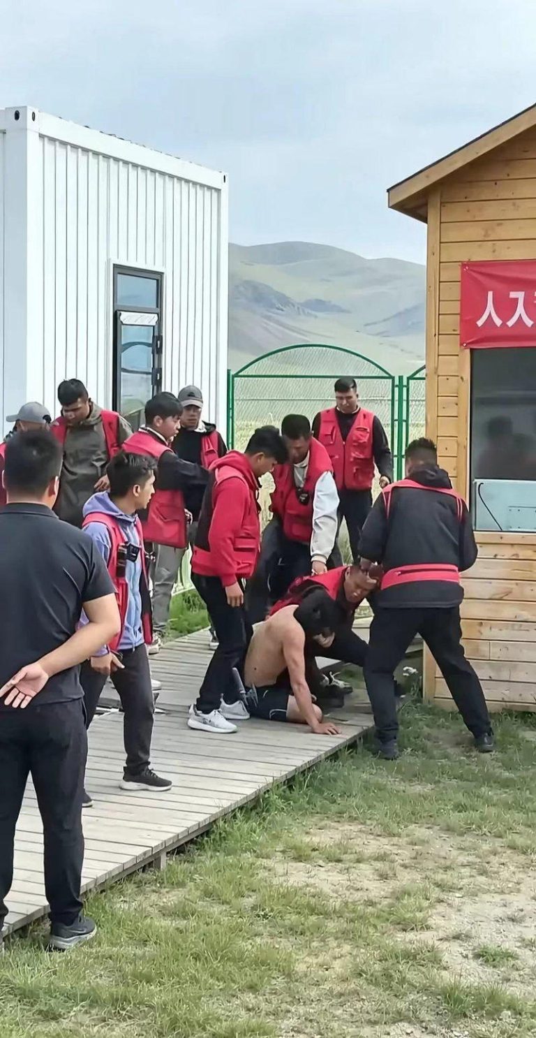 赛里木湖景区七名工作人员被目睹围殴一名旅游车司机，撕烂司机上衣，致司机头部被打破...