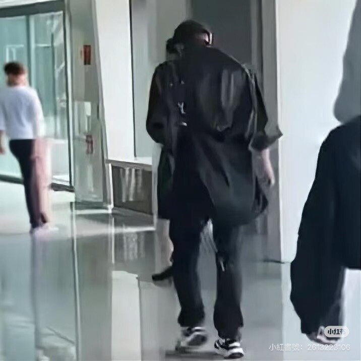 谢霆锋现身机场背影被捕捉。图/摘自小红书