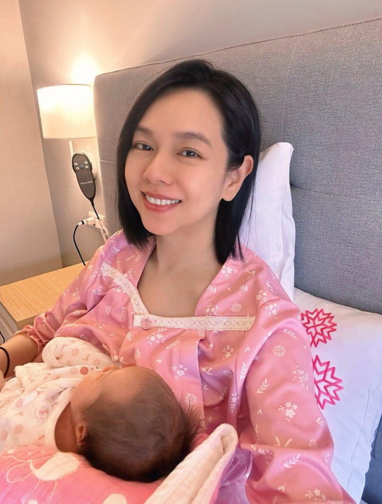 夏于乔抱着女儿。图／摘自脸书