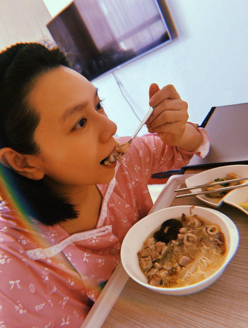 夏于乔享用月子中心美食。图／摘自脸书