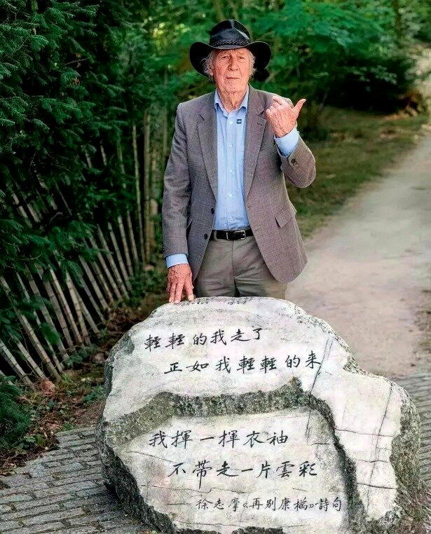 2025年,麦克法兰与徐志摩诗碑合影。(取材自环球人物杂志)