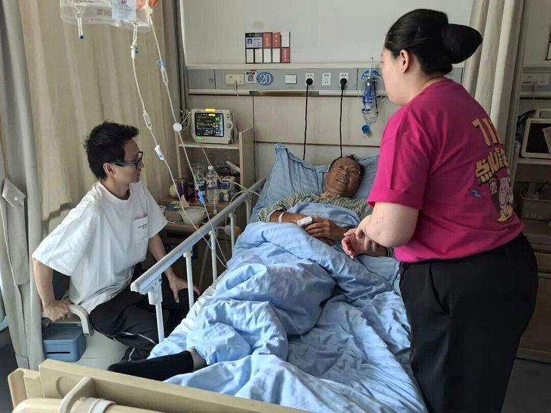 黄姓男子（中）肝脏破裂大出血，紧急手术救回一命。（取材自环球时报）