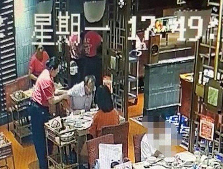 黄姓男子在餐厅用餐时突感腹痛。（取材自环球时报）