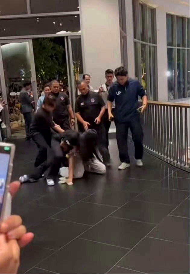 一名中国女粉丝在曼谷GMMTV书展被压制。(视频截屏)