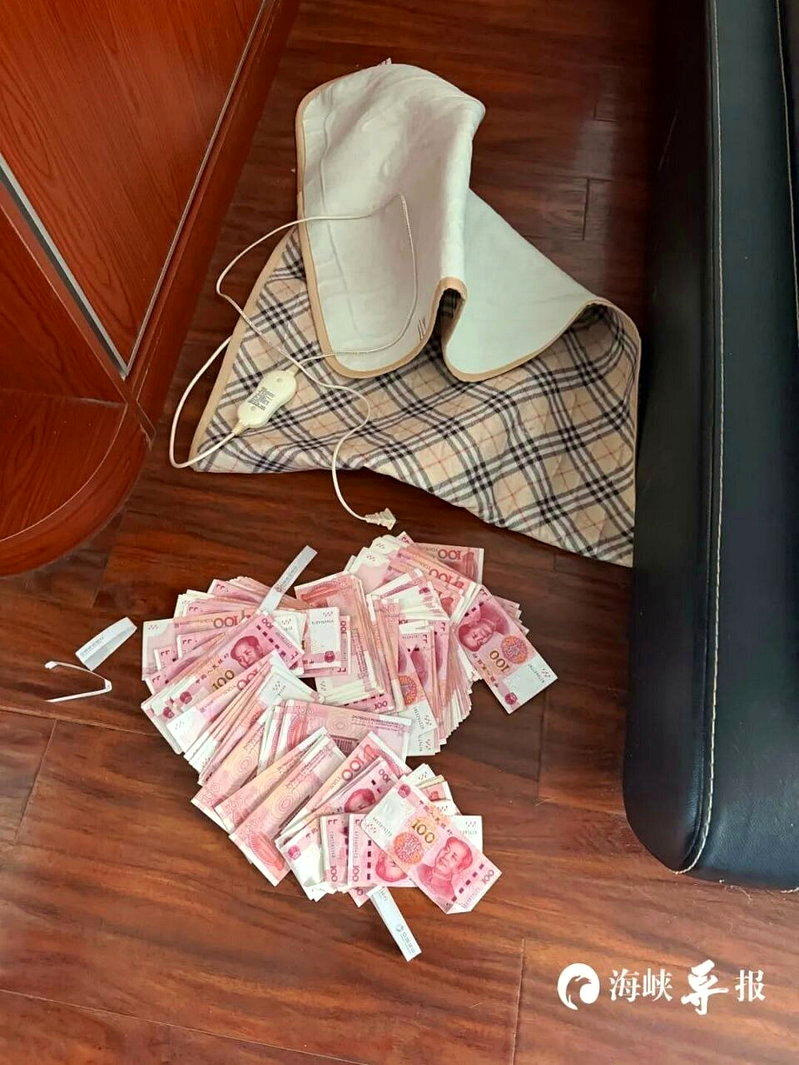 张倩打扫卫生柜顶掉落整整四万元现金。(取材自海峡导报)
