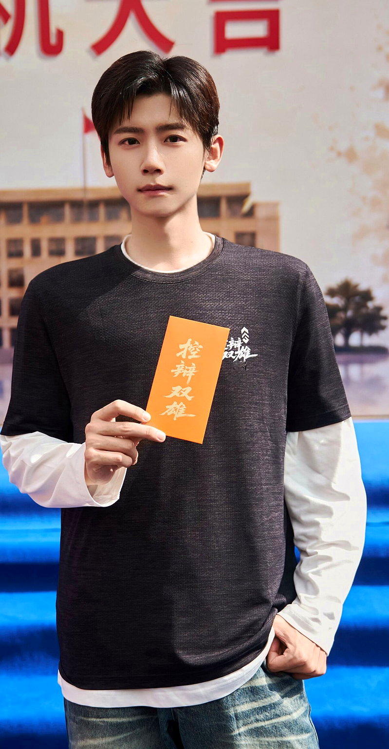 新剧「控辩双雄」近日举行开机仪式，李卿正式升级男主。（取材自微博）
