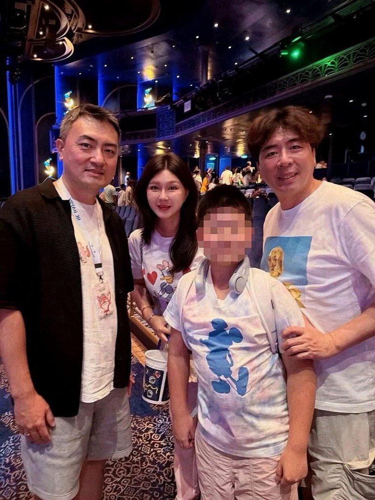 梁赫群一家三口在邮轮上偶遇YouTuber老高。（取材自脸书）