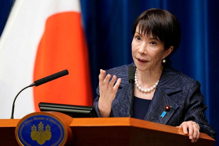 日本民众对物价高涨的不满，正冲击高市早苗政府的支持率。（美联社）