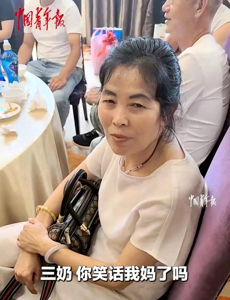 博三女生在弟弟订婚宴上逐一走向亲戚询问：「你笑话我妈了吗？」（取材自中国青年报）