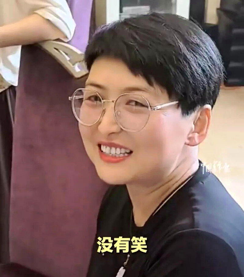 博三女生在弟弟订婚宴上逐一走向亲戚询问：「你笑话我妈了吗？」（取材自中国青年报）