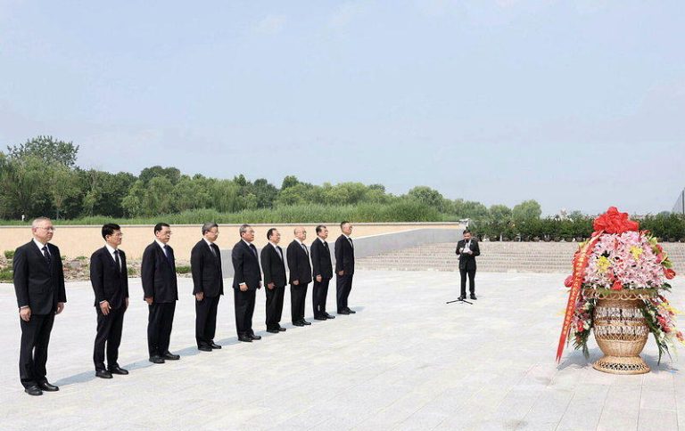 中国国务院总理李强28日代表习近平到唐山地震纪念公园致祭。（新华社）