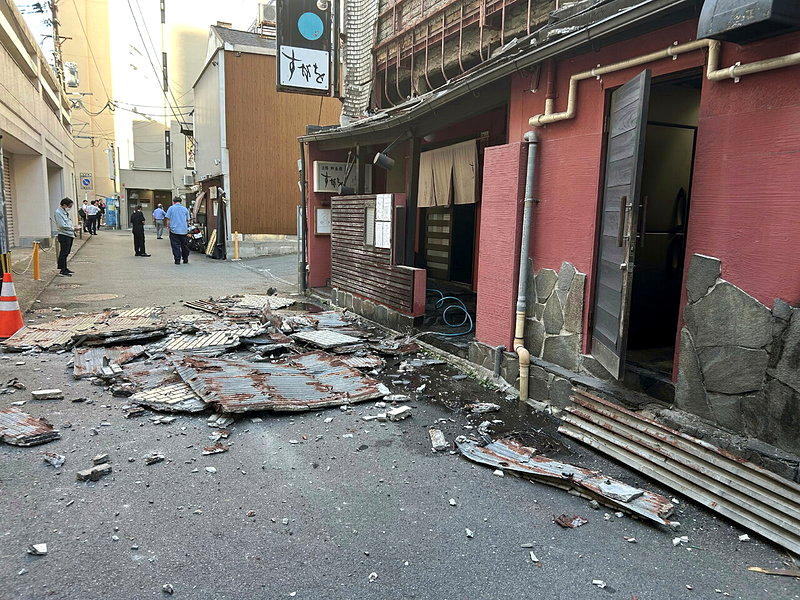 一家在熊本的餐厅外墙整片崩落,地震威力惊人。(欧新社)