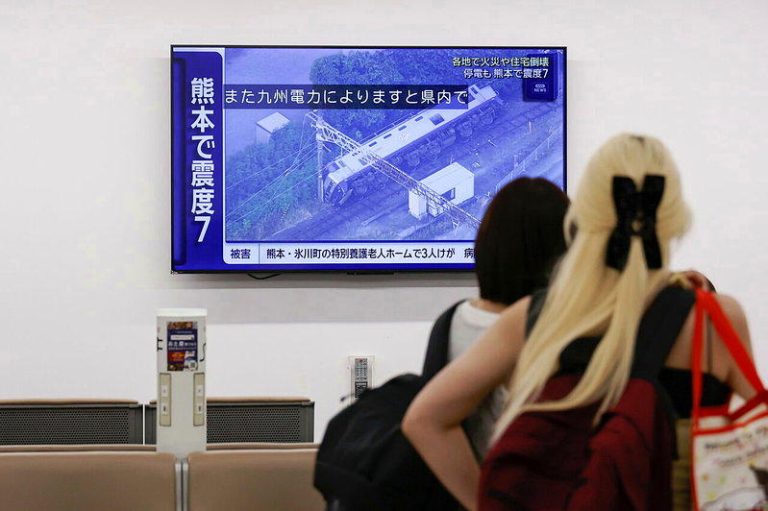 「震到站不住」熊本永旺商场炸喷白烟、碎片飞散 众人尖叫奔逃 熊本28日发生规模7的浅层大地震,图为旅客在东京羽田机场观看新闻快报,机场也暂时...