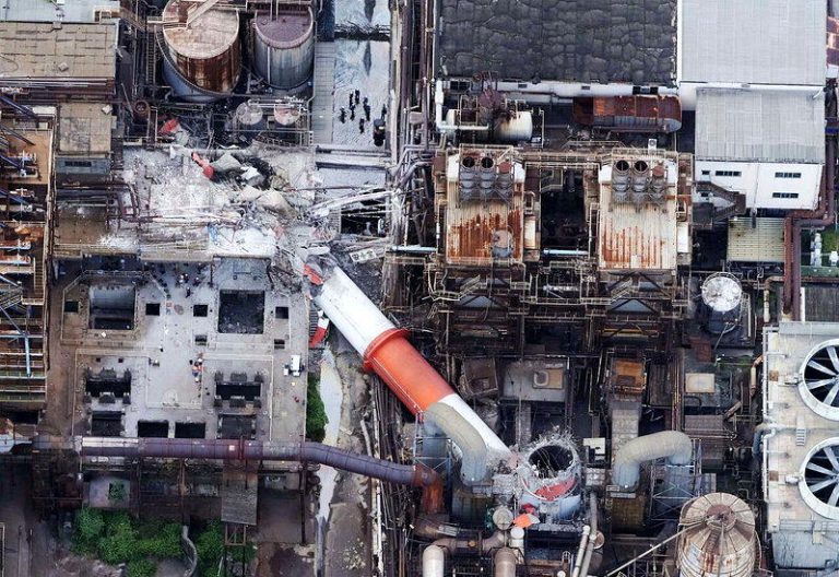 熊本县强震造成日本制纸八代工厂烟囱倒塌，厂区严重受损。（美联社）